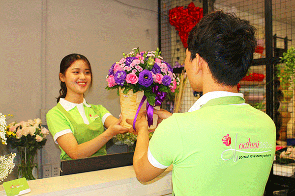 Nhân viên tại shop hoa tươi đường Bà Huyện Thanh Quan Quận 3